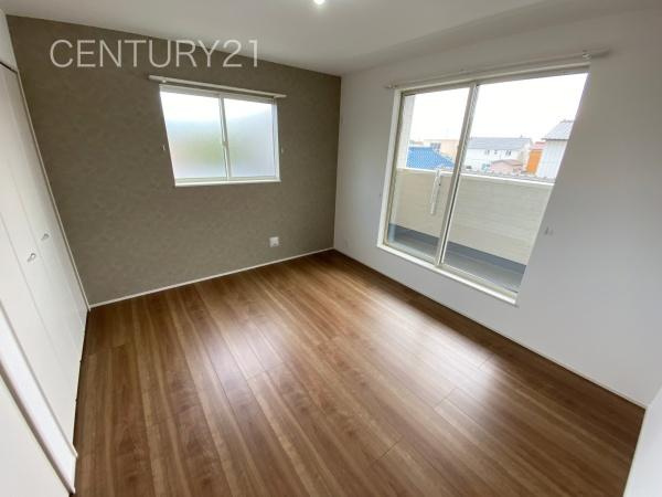 前橋市石倉町3丁目9番 A号棟の洋室|２面採光の明るい洋室です。