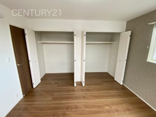 前橋市石倉町3丁目9番 A号棟の収納|ハンガーパイプ付きクローゼットです。