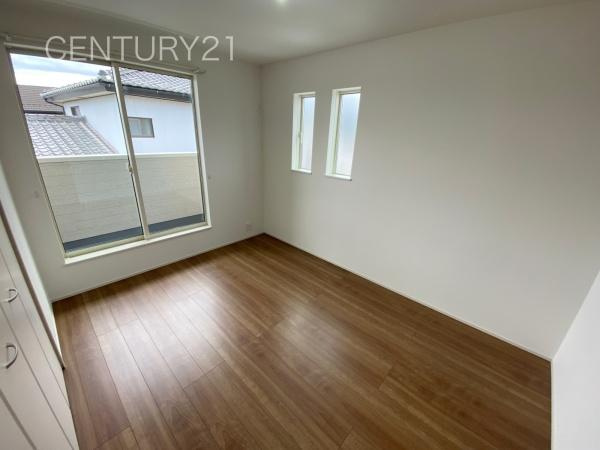 前橋市石倉町3丁目9番 A号棟の洋室|２面採光の明るい洋室です。