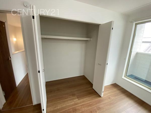 前橋市石倉町3丁目9番 A号棟の収納|ハンガーパイプ付きクローゼットです。