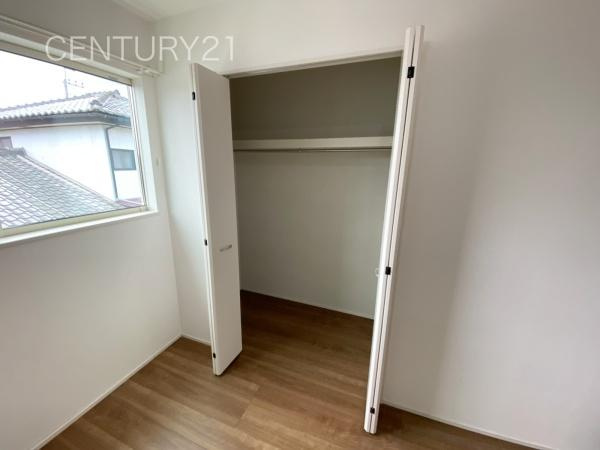 前橋市石倉町3丁目9番 A号棟の収納|ハンガーパイプ付きクローゼットです。