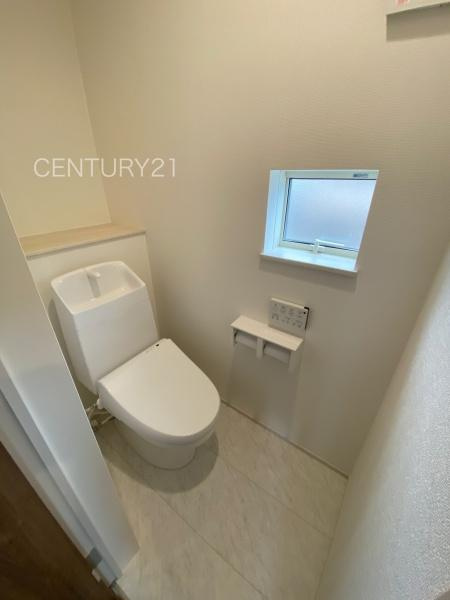 前橋市石倉町3丁目9番 A号棟のトイレ|２階トイレです。
温水シャワー洗浄機能付きです。