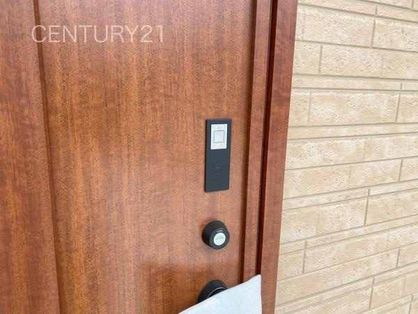 前橋市石倉町3丁目9番 A号棟の玄関|スマートキー付き玄関ドア