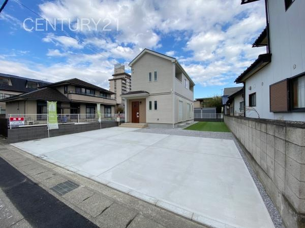 前橋市石倉町3丁目9番 A号棟の前面道路含む現地写真|並列駐車可能な駐車場スペースです。