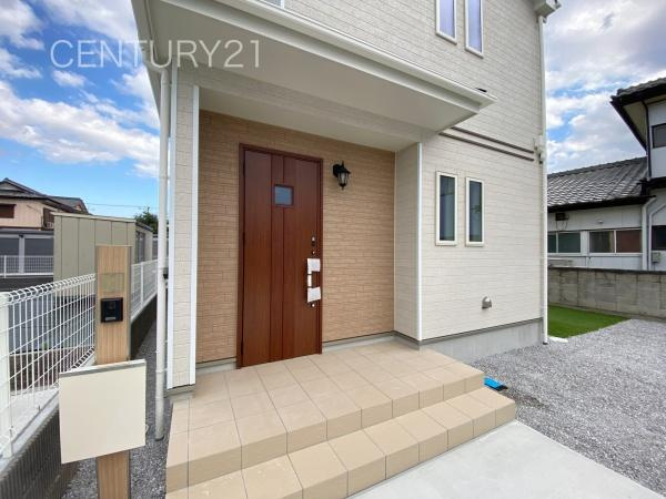 前橋市石倉町3丁目9番 A号棟の玄関|スマートキー付きの玄関。
鍵を探すことなくドアの開閉が可能です。
郵便物を守る鍵付きポストです。
インターホンは録画機能付きで防犯面に優れます。