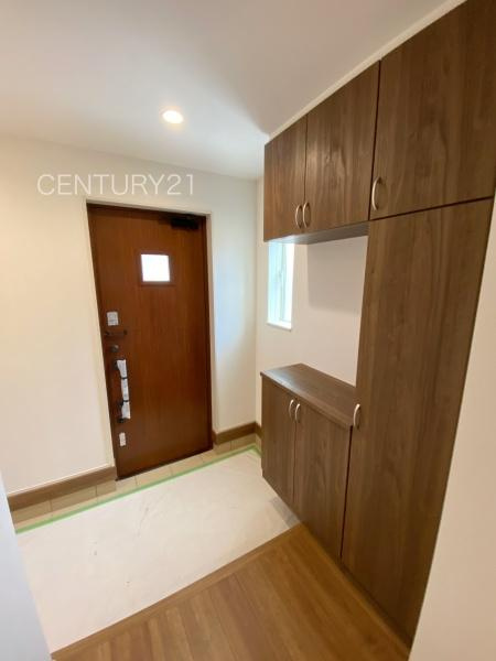 前橋市石倉町3丁目9番 A号棟の玄関|シューズボックス付きの玄関です。
上部も収納付きで多くの収納が可能です。