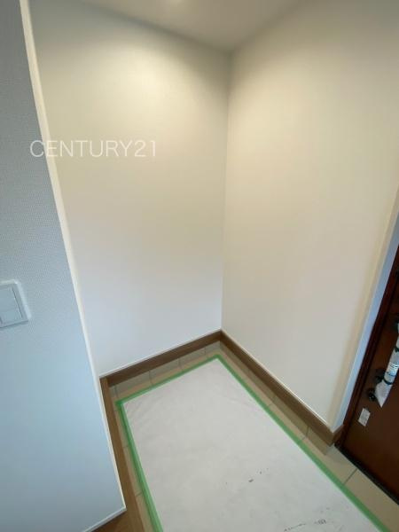 前橋市石倉町3丁目9番 A号棟の玄関|玄関横に土間収納付き。
沢山の収納が可能です。