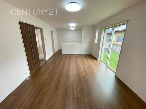 前橋市石倉町3丁目9番 A号棟の居間・リビング|大きいソファーがおける広々リビング