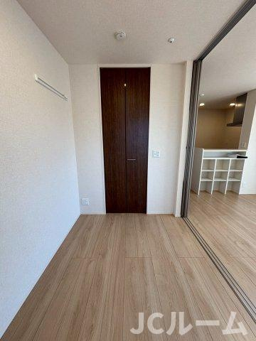 柏崎市松波３丁目のアパートの洋室