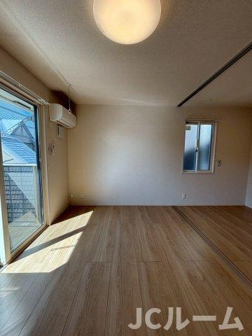 柏崎市松波３丁目のアパートの居間・リビング