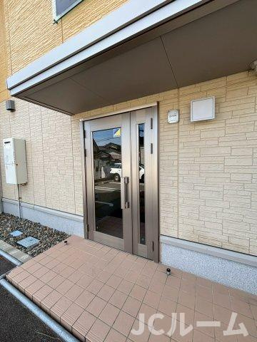 柏崎市松波３丁目のアパートのエントランス