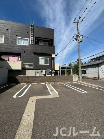 柏崎市松波３丁目のアパートの駐車場