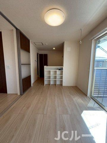 柏崎市松波３丁目のアパートの居間・リビング