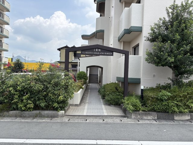 グローリアス小鷹野公園一番のエントランス|毎日通るエントランスはこのようになっています