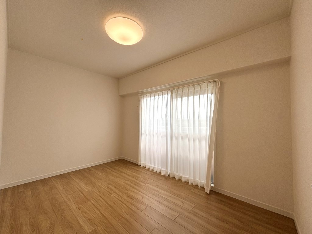 真栄マンション泉楽の洋室|個人の部屋や寝室として使える洋室です