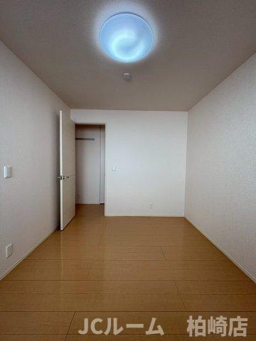 柏崎市新田畑のアパートの洋室