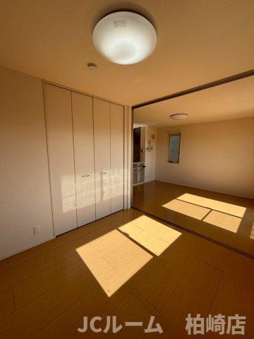 柏崎市新田畑のアパートの洋室