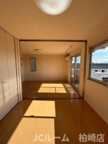 柏崎市新田畑のアパートの洋室