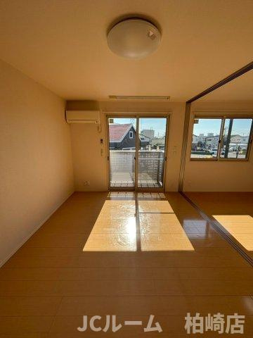 柏崎市新田畑のアパートの居間・リビング