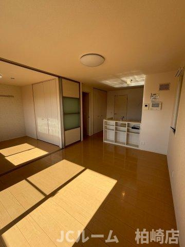 柏崎市新田畑のアパートの居間・リビング