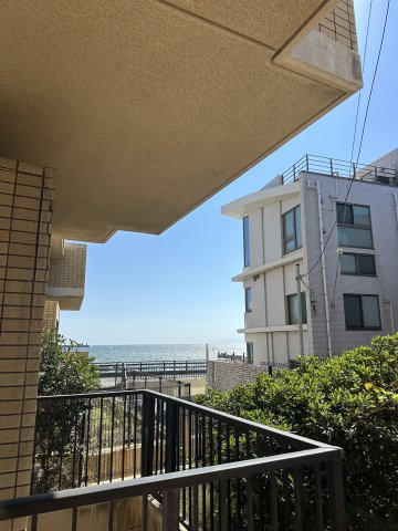 海見え！ディアコート逗子海岸1階　リノベーションの展望|バルコニーより海を臨む