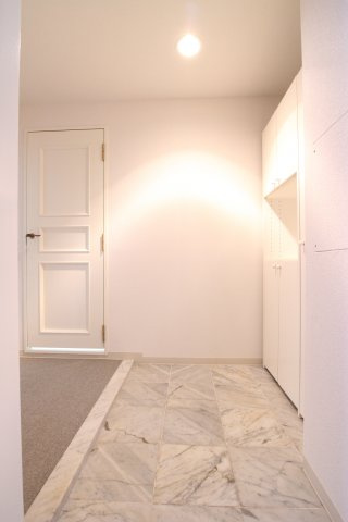 朝日プラザ西舞子の玄関