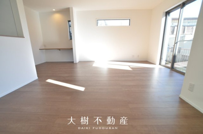 【居間・リビング】 | 綾瀬市早川　新築戸建て　全１棟【仲介手数料無料】