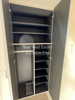 【収納】 | グレースリバー中之島 | ブーツを楽に収納、傘用収納スペースも備えたシューズボックス！