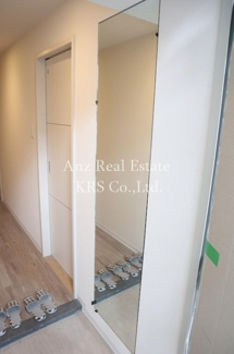 【玄関】 | グレースリバー中之島 | 玄関には便利な姿見鏡があります！