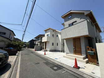 閑静な邸宅街　2階吹抜けのあるLDKの画像