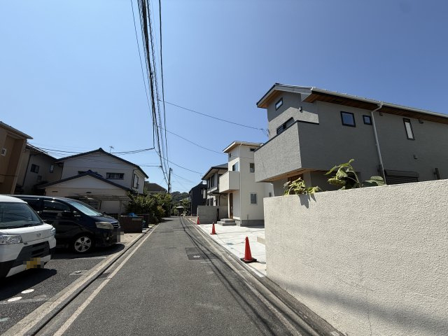 閑静な邸宅街　2階吹抜けのあるLDKの前面道路含む現地写真|前面道路