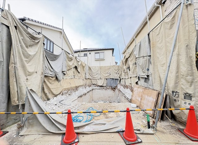 【外観】 | 朝霞市三原4丁目　建築条件なし売地　全1区画　(志木本店) | 販売現地／2025年12月8日撮影　
現在解体中、更地でのお引渡しとなります。