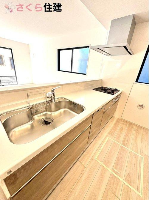 ーLIGARE－宇都宮市東峰町2期　３号棟のキッチン|3口コンロで作業効率UPします。
床下収納、パントリー完備。災害などの非常時にも心強い収納力です。