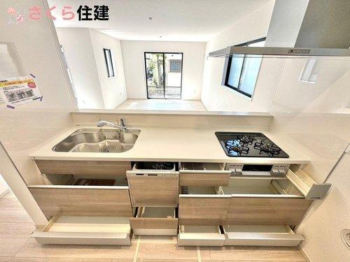 ーLIGARE－宇都宮市東峰町2期　３号棟のキッチン|たっぷり収納スペースにお気に入りの調理グッズをそろえて、お家ごはんのクオリティーも上がります。