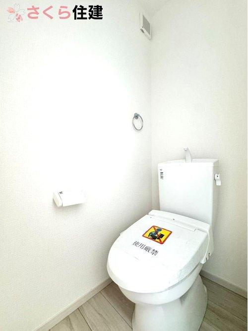 ーLIGARE－宇都宮市東峰町2期　３号棟のトイレ|清潔な空間を保ちたいトイレはオフホワイトでまとめました！！（シャワートイレ）