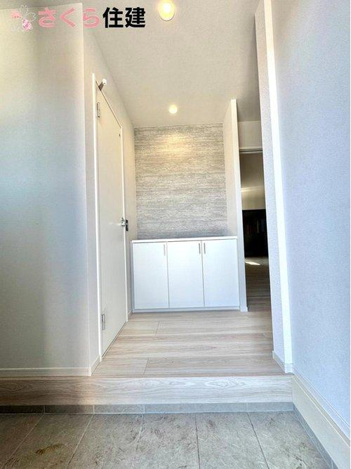 ーLIGARE－宇都宮市東峰町2期　３号棟の玄関|素敵な玄関入口！優しい雰囲気ナチュラルな床材でどんな家具にもマッチします！部屋全体が明るい雰囲気に♪