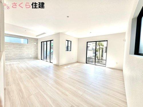 ーLIGARE－宇都宮市東峰町2期　３号棟の居間・リビング|23帖LDKは1日中光の差し込むくつろぎの空間です♪将来間仕切り対応可能な設計！
