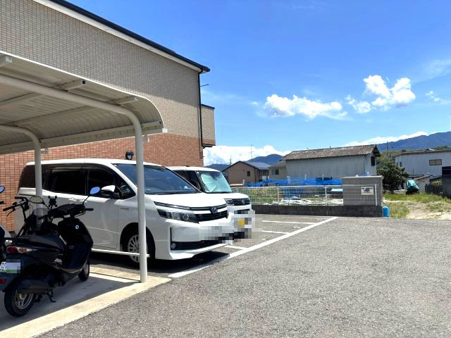 ラフィーネマックの駐車場