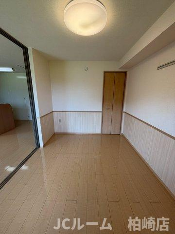 柏崎市大字藤井のアパートの洋室