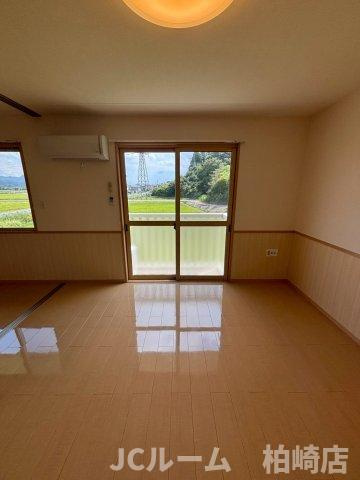 柏崎市大字藤井のアパートの居間・リビング