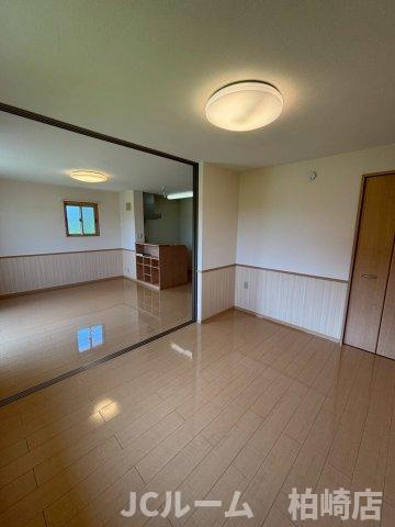 柏崎市大字藤井のアパートの洋室