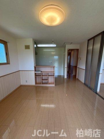 柏崎市大字藤井のアパートの居間・リビング