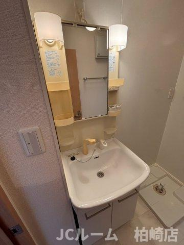 柏崎市大字藤井のアパートの独立洗面台