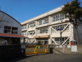 横須賀市立大津小学校 445m