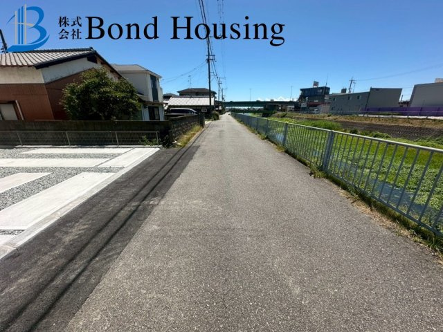 「WIC2つアリ」「縦列2台駐車可」西岡10期 2号棟の前面道路含む現地写真