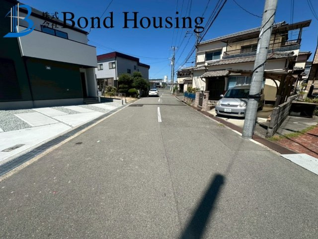「5LDK」「並列2台駐車可」西岡10期 1号棟の前面道路含む現地写真