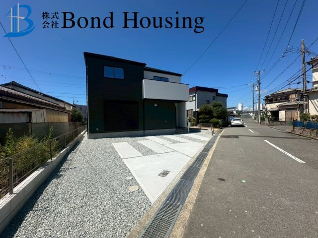 「5LDK」「並列2台駐車可」西岡10期 1号棟の前面道路含む現地写真