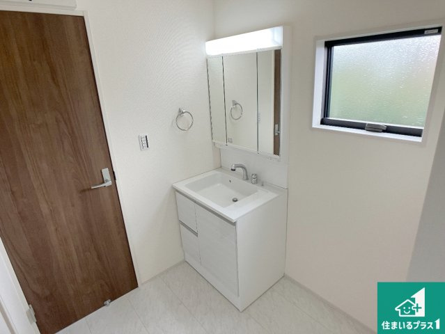 揖保郡太子町矢田部　第4期　新築一戸建ての独立洗面台|清潔感のある洗面台です。フラットな鏡は掃除がしやすく毎日清潔！鏡裏には収納があるのでスッキリとした洗面台が保てます。