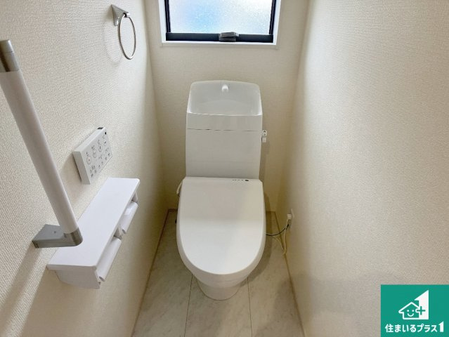 揖保郡太子町矢田部　第4期　新築一戸建てのトイレ|1・2階の2ヶ所にあるので、朝の忙しい時間の順番待ちもなく、深夜の利用にも大変便利です。