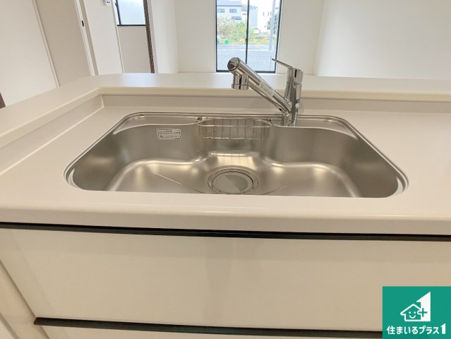 揖保郡太子町矢田部　第4期　新築一戸建ての設備|蛇口の先端に浄水器を内蔵しています！原水と浄水、お湯と冷水、シャワーの切替えがワンタッチなので用途によって使い分けられます。